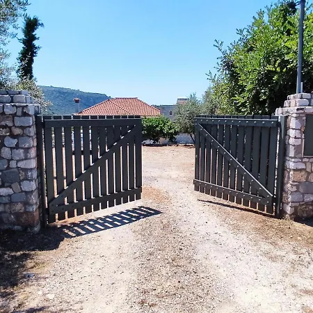 Athina's Stone House In Vila