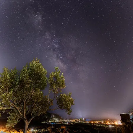 וילה Athina's Stone House In