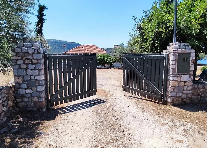 Athina's Stone House In Villa